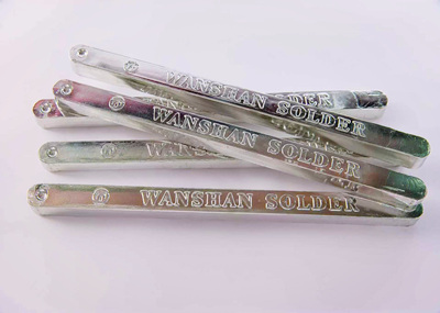 專業焊接用環保無鉛焊錫條 錫銅高效材料   環保無鉛焊錫條中的錫銅合金（如Sn99.3Cu0.7）是當前電子制造領域主流的高效焊接材料， 具有成本低、環保合規、焊點光亮且穩定性強等優勢，特別適用于波峰焊和自動化產線。 這類材料不含鉛，符合RoHS等國際環保標準，能有效減少對環境和人體的危害。  錫銅無鉛焊錫條的核心優勢 ?環保合規?：不含鉛、鎘、汞等有害物質，滿足歐盟RoHS指令要求，適用于出口型電子產品生產。 ?焊接性能優良?：熔點為227℃，在270–300℃作業溫度下流動性好，潤濕性強，焊點飽滿、光亮、圓滑。 ?抗氧化能力強?：使用過程中錫渣少，降低材料損耗，提升生產效率。 ?經濟性高?：相比含銀焊料（如SAC305），錫銅合金不含貴金屬銀，成本更低，適合大規模工業應用。 ?適用范圍廣?：可用于電子設備、醫療儀器、汽車電子、航天通訊等多個領域的PCB焊接與連接工藝。 推薦產品參考 ?QLG強力環保無鉛焊錫條? 品牌：安葉錫材，規格為1公斤/條，熔點217℃~227℃，適用于波峰焊工藝，包裝為20條/盒。